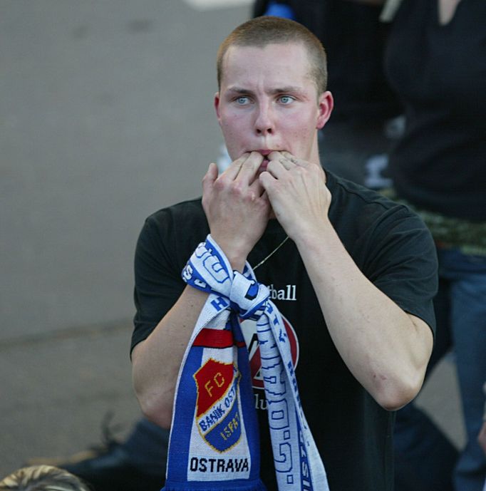 Agresivita fotbalových fanoušků v utkání mezi Spartou Praha a Baníkem Ostrava.