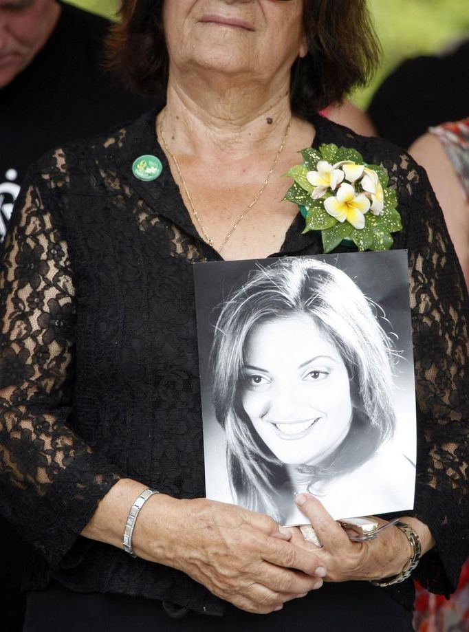 A woman of an Australian victim of the Bali bombing carries the photograph of her daughter as she attends the commemoration service for the 10th anniversary of the Bali bombing in Garuda Wisnu Kencana (GWK) cultural park in Jimbaran, Bali October 12, 2012. REUTERS/Made Nagi/Pool (INDONESIA - Tags: CIVIL UNREST POLITICS) Published: Říj. 12, 2012, 7:18 dop.