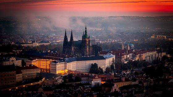 Tajemná, magická a koupající se v mlhách. Krása podzimní Prahy na fotkách