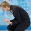 Jevgenij Pljuščenko se raduje při soutěži týmů v krasobuslení na olympiádě v Soči