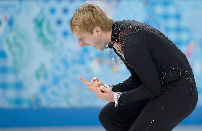 Jevgenij Pljuščenko se raduje při soutěži týmů v krasobuslení na olympiádě v Soči