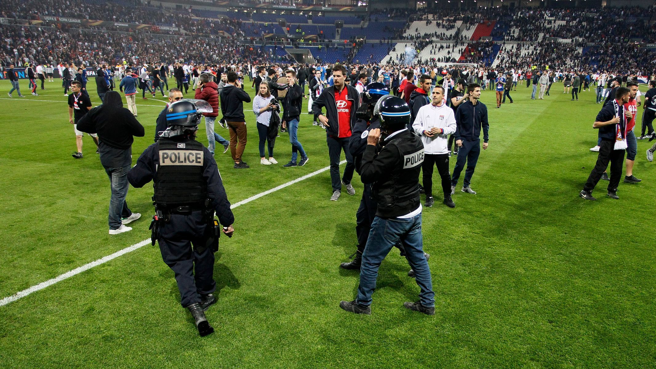 Řádění fanoušků před zápasem Lyon - Besiktas
