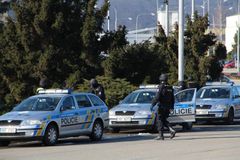 Stovky policistů z Česka a Německa rozbily nebezpečný gang. Dopadeným hrozí za loupeže vysoké tresty