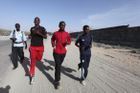 Proč tito sportovci netrénují na atletickém stadionu, který v Mogadišu stojí? Odpověď je jednoduchá. Stadion byl v minulosti základnou ozbrojených milicí a je občanskou válkou znatelně poničen.
