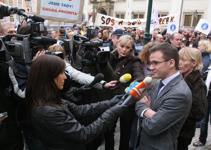 12:56 - Čtyři minuty před začátkem demonstrace vyšel Liška na Maltézské náměstí, kde se shromáždili stávkující učitelé. Předseda ČMOS Dobšík na akci ještě není, na Lišku se sesypali novináři.  Jak učitelé a žáci prožívali dnešní stávku? Podívejte se na speciální fotogalerii ZDE