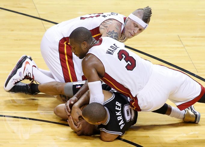 Miami Heat's Dwyane Wade (3) and Chris Andersen scramble for the ball with San Antonio Spurs' Tony Parker during the fourth quarter in Game 7 of their NBA Finals basketba