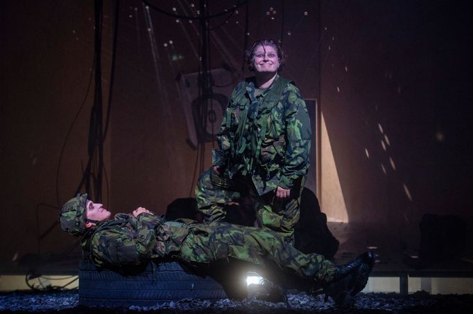 Natália Drabiščáková jako Švejk a Tomáš Kobr v roli spisovatele Haška.