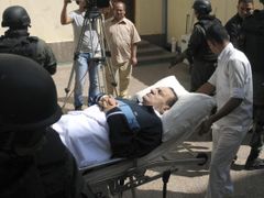 Jeho předchůdce Mubarak, odsouzený na doživotí, stále leží v komatu.