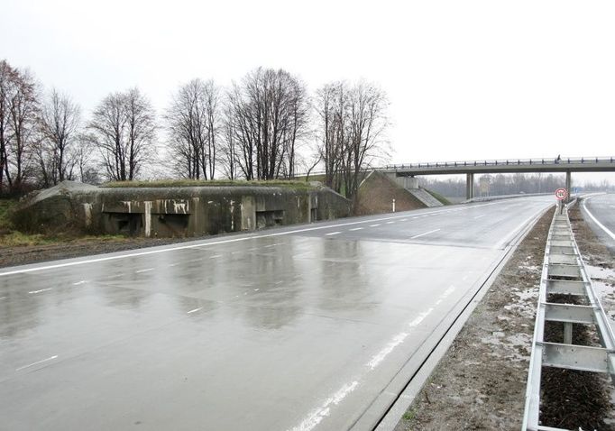 Starý beton vedle nového. V Bohumíně se musela dálnice vyhnout bunkrům z druhé světové války