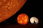 Foto: Brno rozzářily gigantické modely Slunce, Měsíce, Marsu a Země