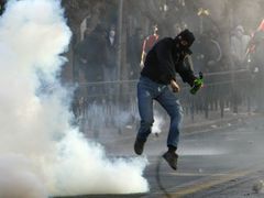 Demonstranti v řecké metropoli házeli na policisty kameny. Ti jim útok oplatili slzným plynem.