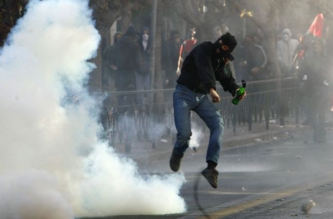 Demonstranti v řecké metropoli házeli na policisty kameny. Ti jim útok oplatili slzným plynem.