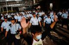 Vláda v Hongkongu dostala ultimátum, lidé v ulicích zpívají