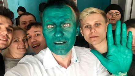 Putinova kritika postříkali antiseptikem. Zelená barva mu na tváři vydrží dny