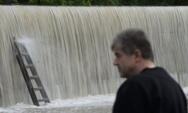 Hořín - voda jde přes protipovodňovou zeď