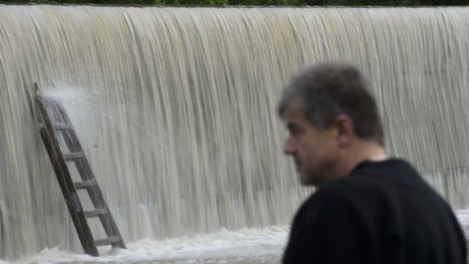 Muž v Hoříně u Mělníka sleduje vodu, které 4. června překonala protipovodňovou hráz a zaplavila obec i její místní části. Všech 700 obyvatel muselo být evakuováno. Voda s