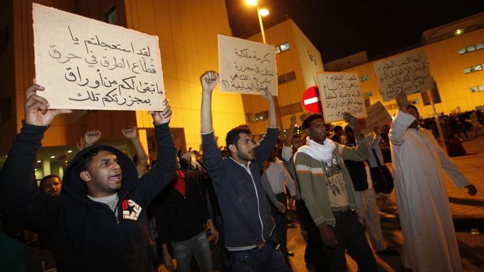 Bahrajnští šíité protestují proti policejnímu násilí.