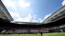 Britský tenista Andy Murray servíruje na Švýcara Rogera Federera ve finále Wimbledonu 2012.