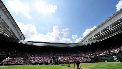 Britský tenista Andy Murray servíruje na Švýcara Rogera Federera ve finále Wimbledonu 2012.