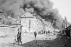 Bombový nálet na Vysočany 25. března 1945; hořící budovy ČKD