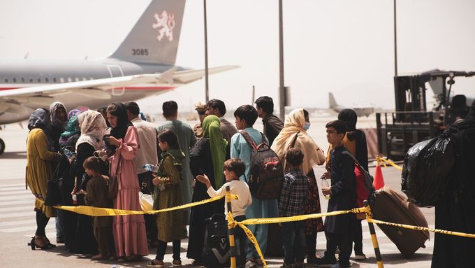 Evakuace z Kábulu letos v srpnu. Český airbus čeká na nástup afghánských spolupracovníků českých sil a jejich rodin.