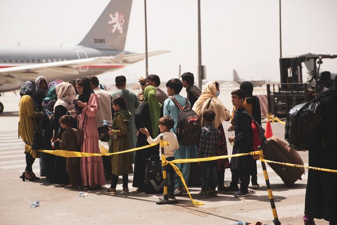 Český airbus čeká na letišti v Kábulu na nástup afghánských spolupracovníků českých sil a jejich rodin.