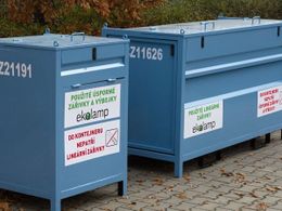 Kovové kontejnery na sběr světelných zdrojů jsou k dispozici například na sběrných dvorech obcí
