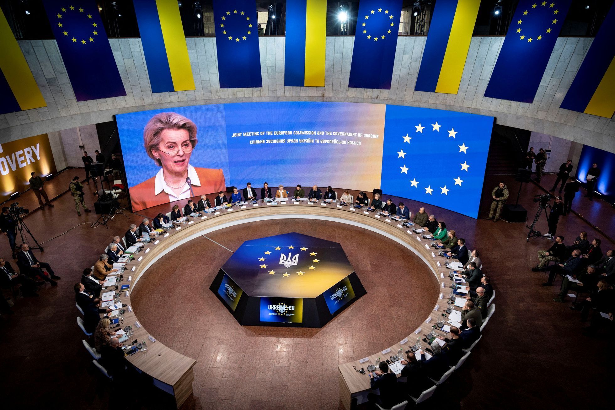 V Kyjevě se koná summit EU-Ukrajina za přítmnosti šéfky Evropské komise Ursuly von der Leyenové. Sirény ráno olásily nebezpečí ruského bombardování..