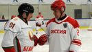 Alexander Lukašenko a Vjačeslav Fetisov při přátelském utkání v Petrohradě