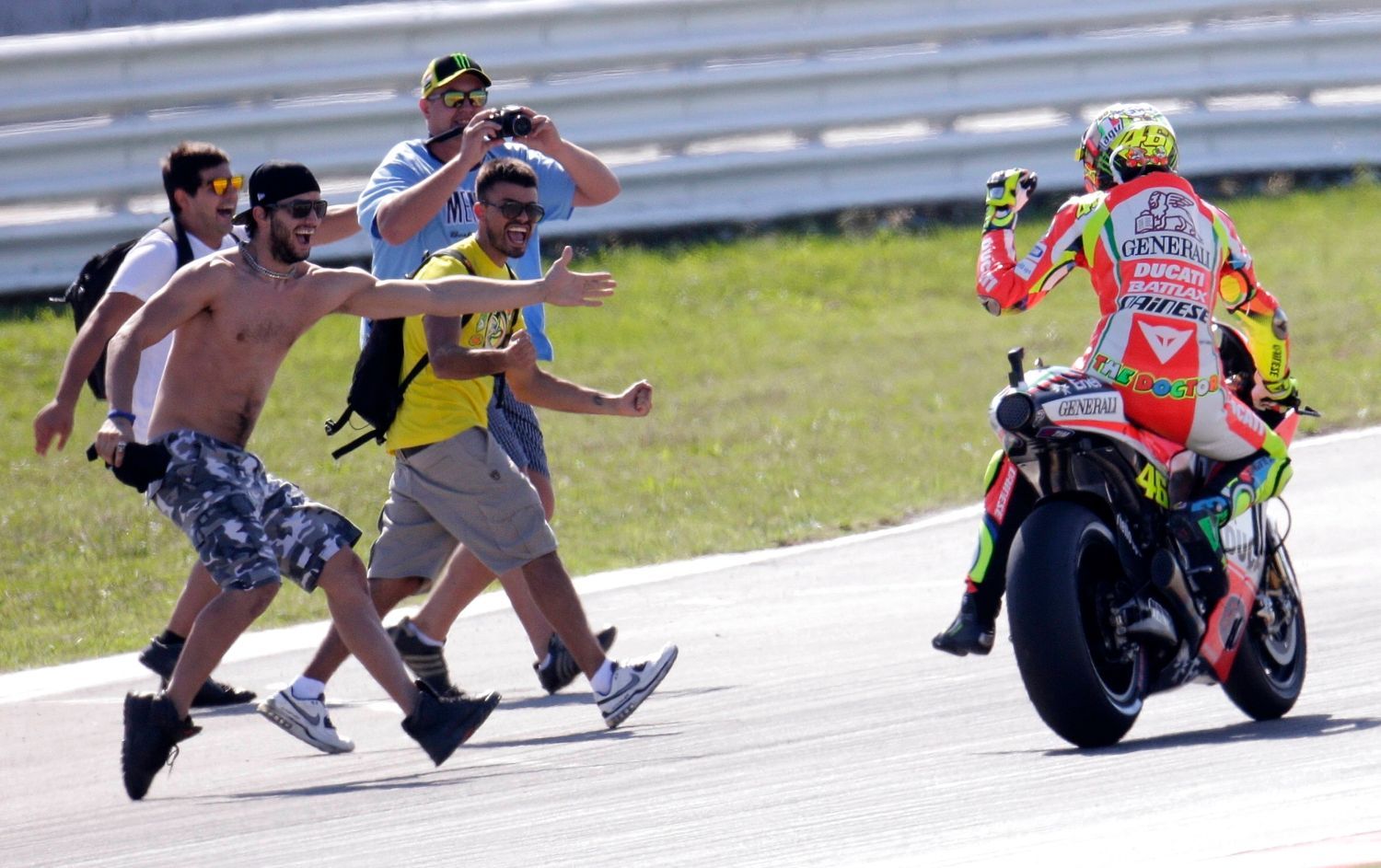 Italský motocyklista Valentino Rossi ve vítězném závodě MotoGP ve Velké ceně San Marina 2012.