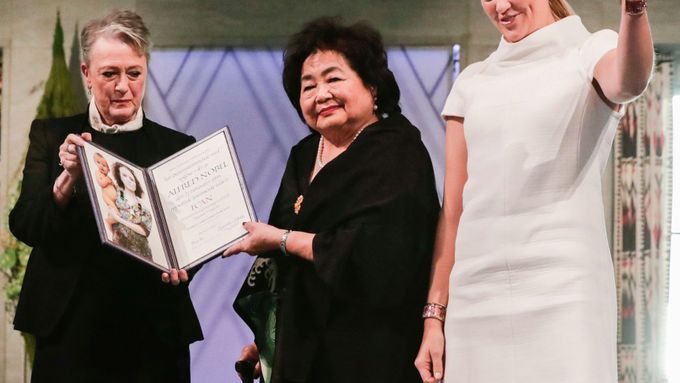 Beatrice Fihnová (vpravo) a Satsuko Thurlowová (uprostřed) převzaly Nobelovu cenu míru.