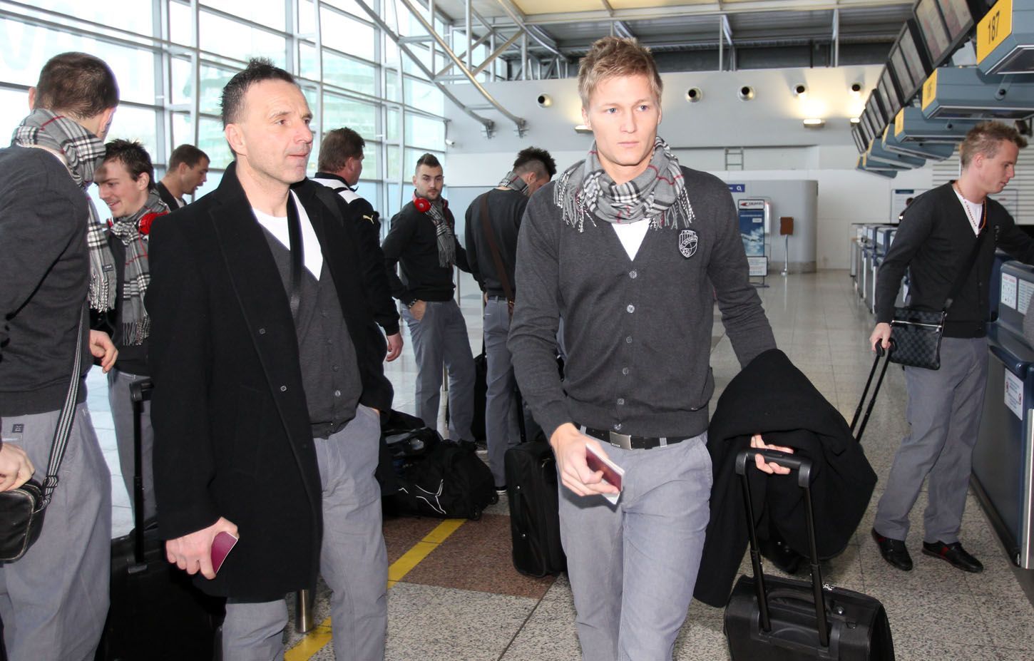 Fotbalisté Plzně na pražském letišti před odletem do Istanbulu