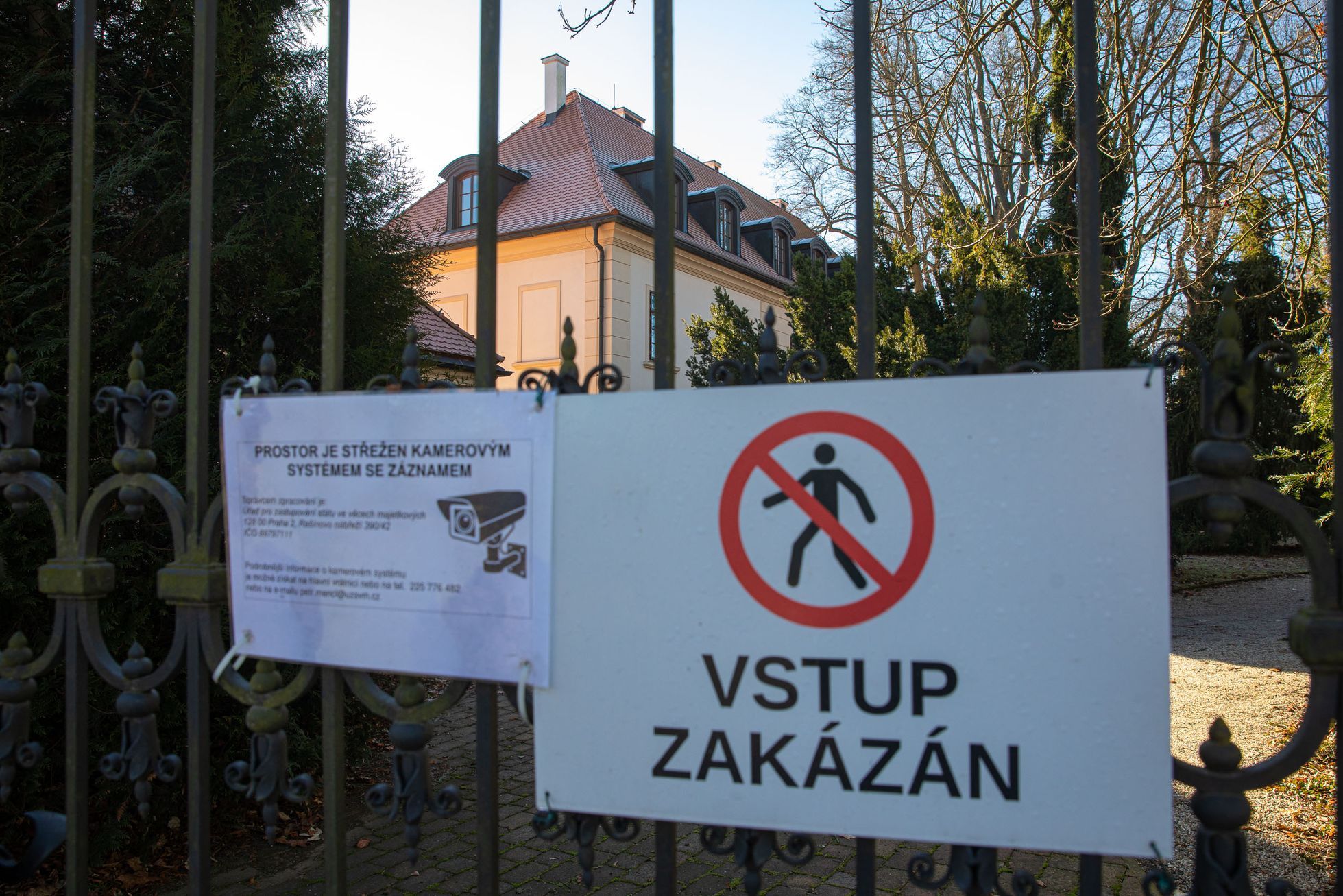 Zámek Štiřín v obci Kamenice v okrese Praha-východ, patřící momentálně ÚZSM, je k prodeji