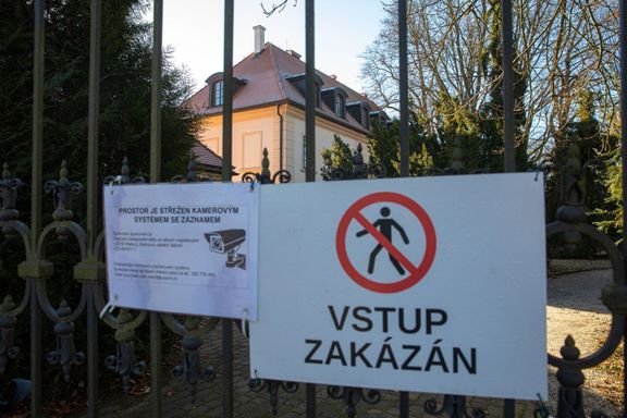 Uzavřený zámek Štiřín v obci Kamenice nedaleko Prahy-východ, patřící státu skrze Úřad pro zastupování státu ve věcech majetkových.
