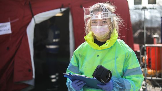 Foto: Uzavřená nemocnice volá na pomoc veřejnost, má málo roušek. Pomáhají i studenti