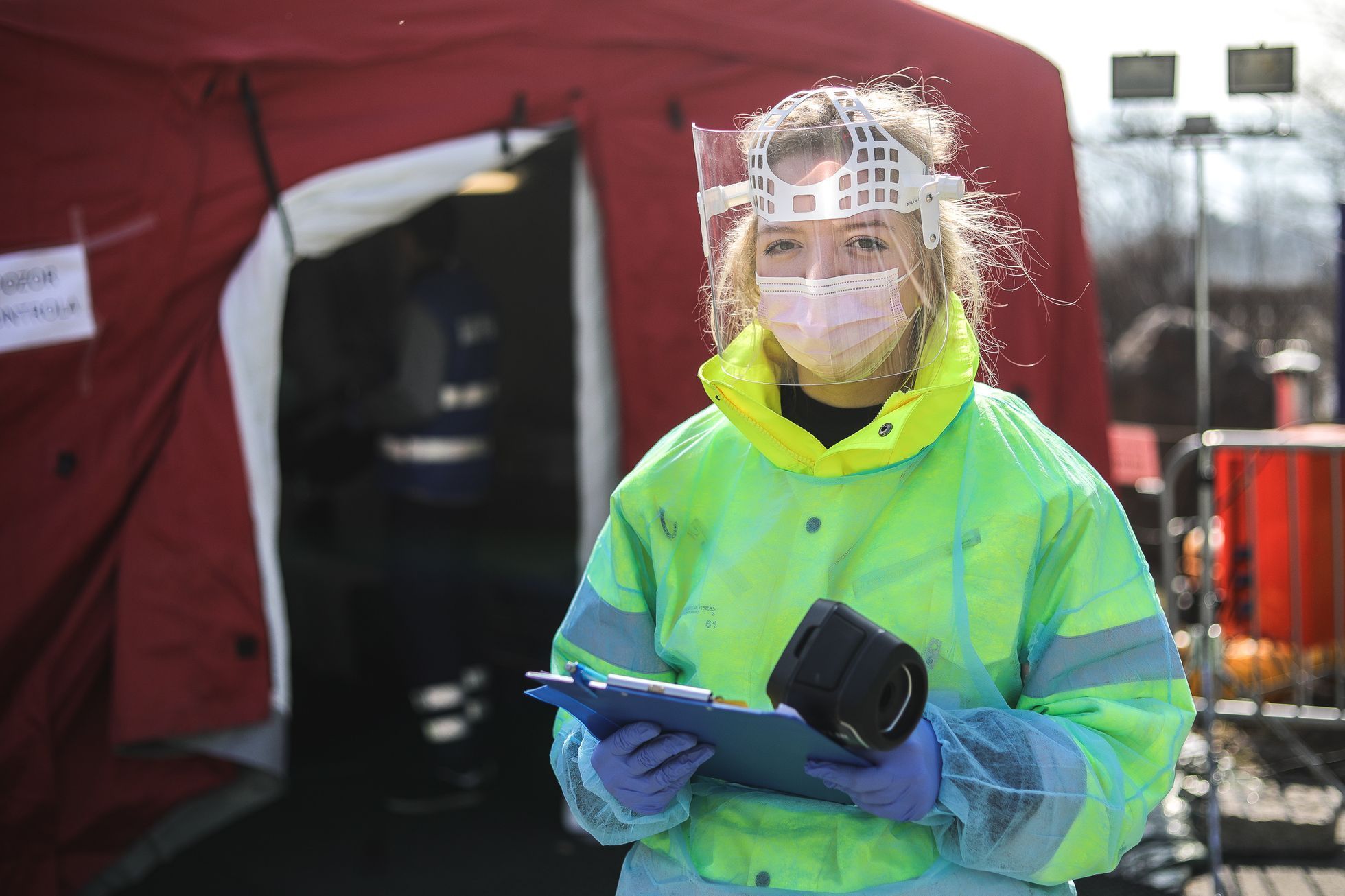Koronavirus, COVID - Uzavřená Nemocnice Liberec - vyšetření, prohlídka, checkpoint, drive-in kontrola, medik, zdravotník
