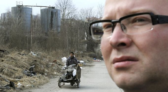 LIDÉ, O NICHŽ SE MLUVÍ: 3. cena STANISLAV ZBYNĚK, ČTK: Inspekční cesta nového ministra životního prostředí do bývalé huti Poldi, Kladno 3. 3. 2011 (série).