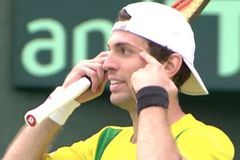 Video: Brazilský tenista si v zápase proti Japonci roztáhl oči a dostal pokutu