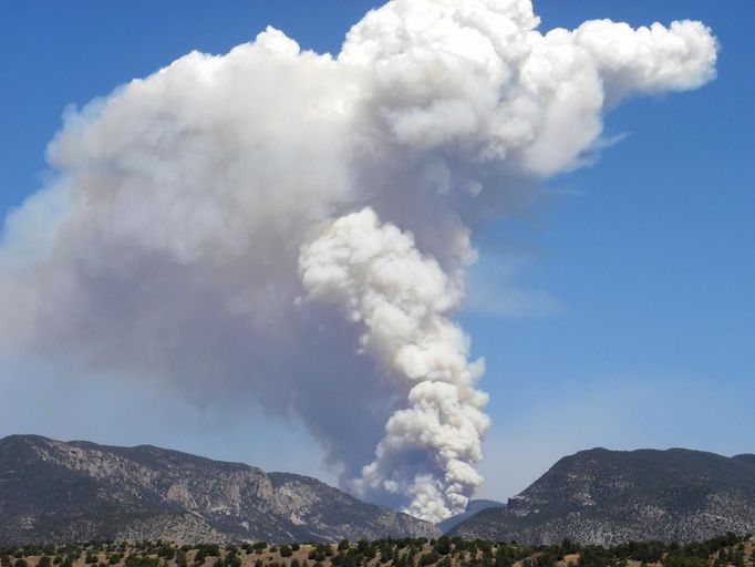 Smoke is pictured billowing from the site of wildfires at the Whitewater-Baldy Complex in southwestern New Mexico in the Gila National Forest in this May 17, 2012 handout photo obtained by Reuters May 27, 2012. The Whitewater-Baldy Complex fire, started by a lightning strike, has been burning out of control for 11 days, destroying more than 82,252 acres (33,286 hectares) and prompting officials to issue evacuation orders in nearby communities. REUTERS/U.S. Forest Servic/Handout (UNITED STATES - Tags: ENVIRONMENT DISASTER) FOR EDITORIAL USE ONLY. NOT FOR SALE FOR MARKETING OR ADVERTISING CAMPAIGNS. THIS IMAGE HAS BEEN SUPPLIED BY A THIRD PARTY. IT IS DISTRIBUTED, EXACTLY AS RECEIVED BY REUTERS, AS A SERVICE TO CLIENTS Published: Kvě. 27, 2012, 5:34 odp.