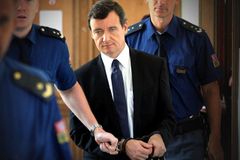 Pozůstalí po Rathovu otci zabavené miliony nedostanou, potvrdil pražský soud