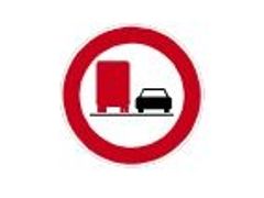 Značka zakazuje řidiči nákladního automobilu o celkové hmotnosti převyšující 3500 kg předjíždět motorové vozidlo vlevo.