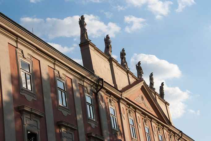 Řadu skulptur, které zdobí areál Invalidovny, vytvořil Tomas Seidan, jehož učitelem byl slavný sochař Josef Václav Myslbek.