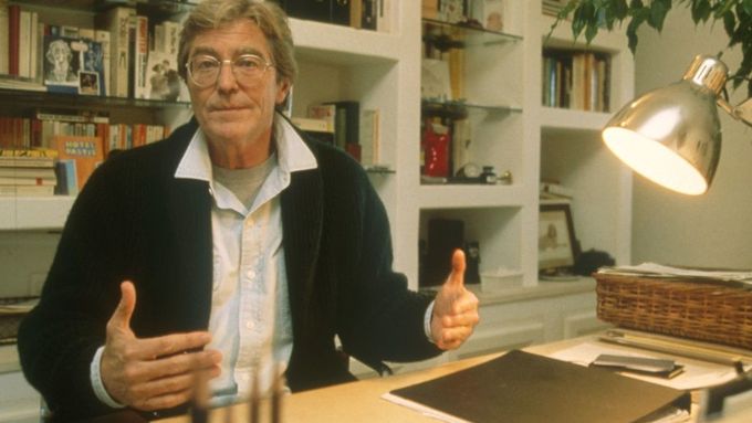 Britský spisovatel Peter Mayle na archivním snímku z roku 1993.
