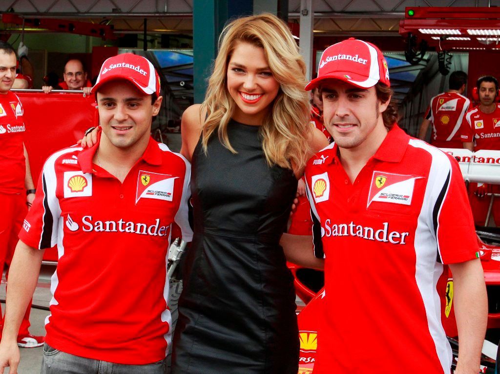 Poslední dny volna jezdců formule 1: Ferrari a ambasadorka GP