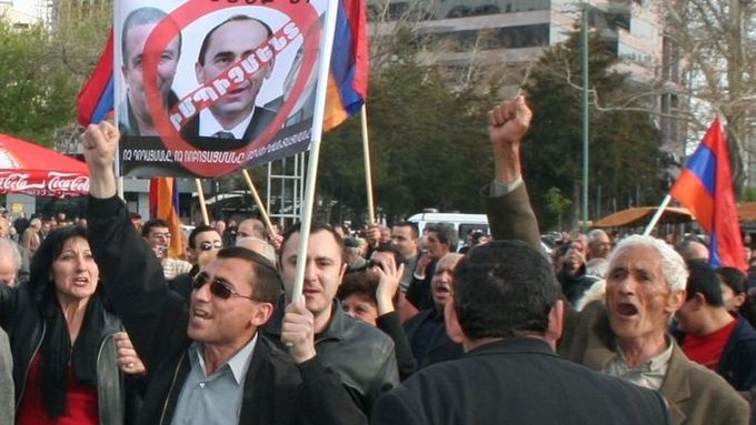 Příznivci opozice během předvolebního mítinku na Francouzském náměstí v Jerevanu. Na plakátu je přeškrtnutá podobizna prezidenta Roberta Kočarjana