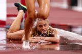 Australanka Genevieve Gregsonová ve finále olympijského závodu na 3000 metrů steeplechase upadla a do cíle už nedoběhla.