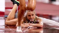 Australanka Genevieve Gregsonová ve finále olympijského závodu na 3000 metrů steeplechase upadla a do cíle už nedoběhla.