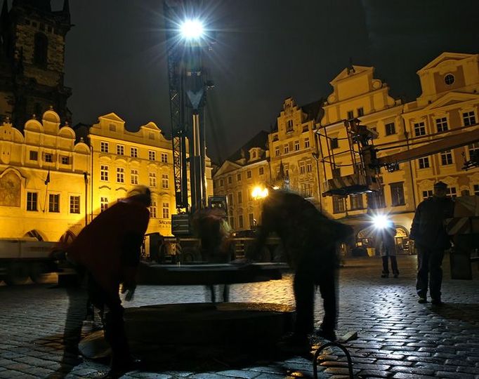 Na náměstí již dělníci připravovali ukotvení vánočního stromu.