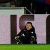 Podavač míčů na Swansea se svíjí bolestí po ataku Edena Hazarda z Chelsea během utkání Ligového poháru