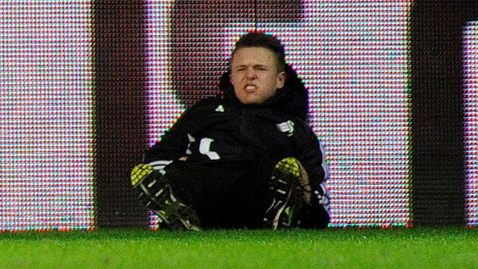 Podavač míčů na Swansea se svíjí bolestí po ataku Edena Hazarda z Chelsea během utkání Ligového poháru